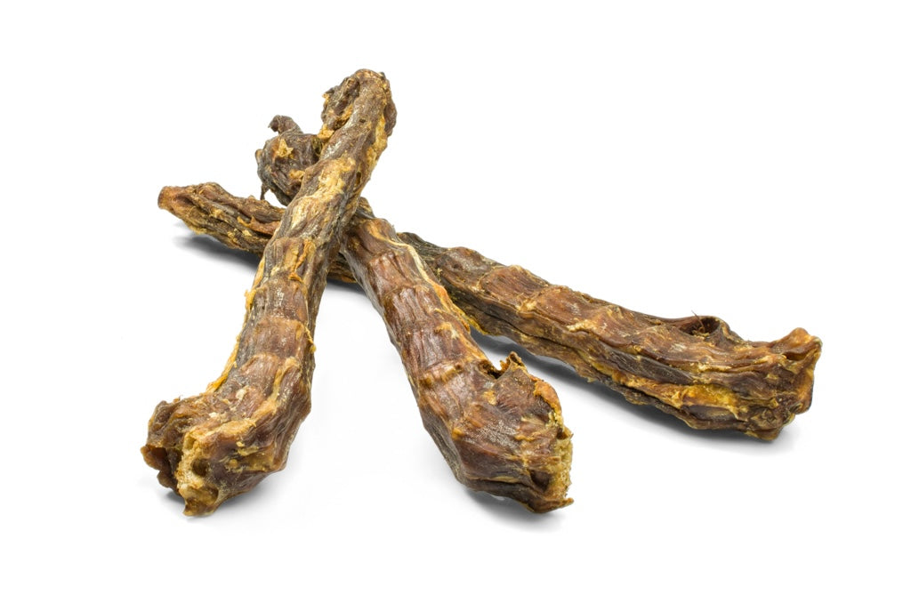 Drei getrocknete Entenhälse ohne Federn oder Haut.