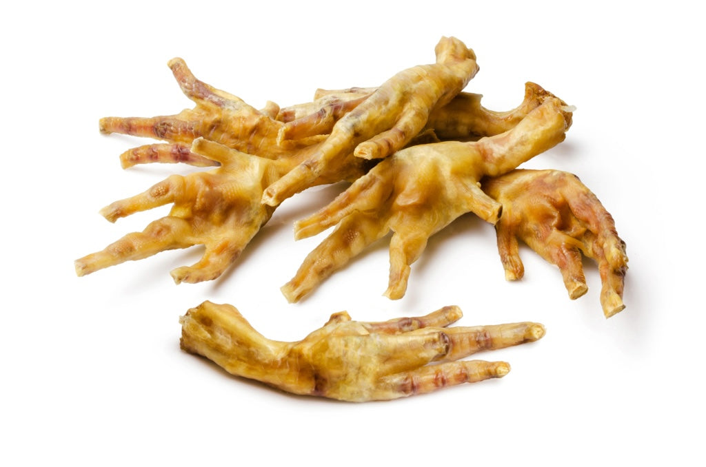 Ein kleiner Haufen getrockneter Hühnerfüße.