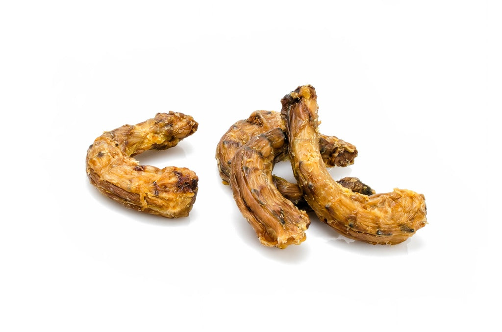 Vier getrocknete Hühnerhälse ohne Federn oder Haut.