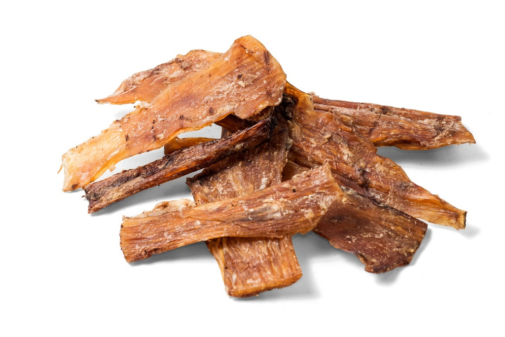 Eine Hand voll getrockneter Rindersehne.