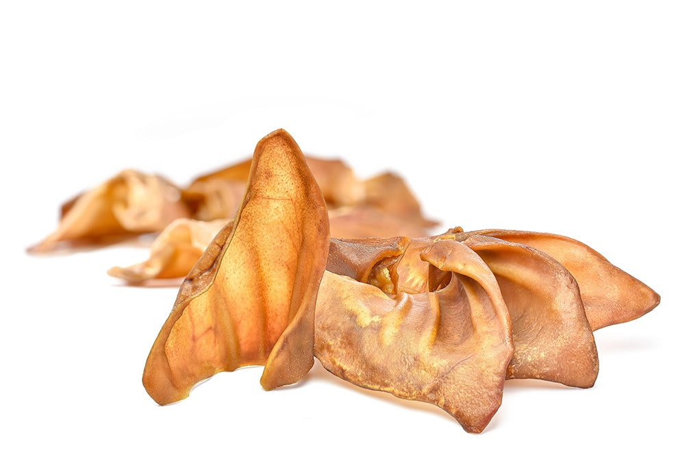 Eine Hand voll getrockneter Schweineohren.